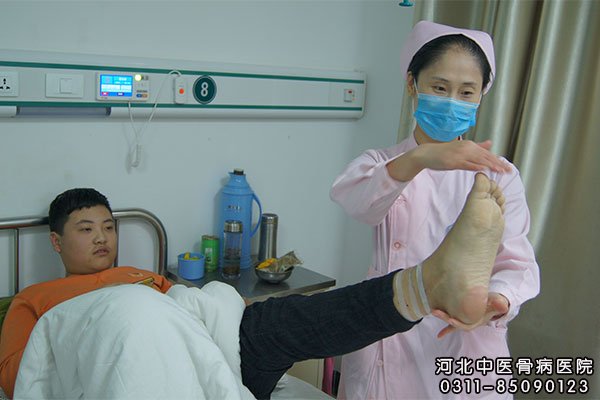 史红艳帮助足部骨髓炎患者做勾脚训练