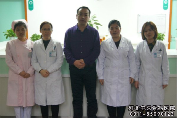 骨髓炎患者与我院医护工作者合影留念