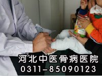 孩子为什么会患上剪刀步