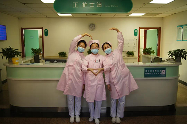 同祥城AB区两万人核酸检测完毕，医护人员献舞祝贺