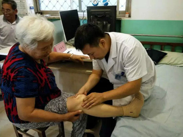 我院义诊活动走进高新区韩通村