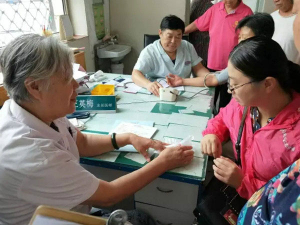 我院王英梅主任走进白佛社区坐诊