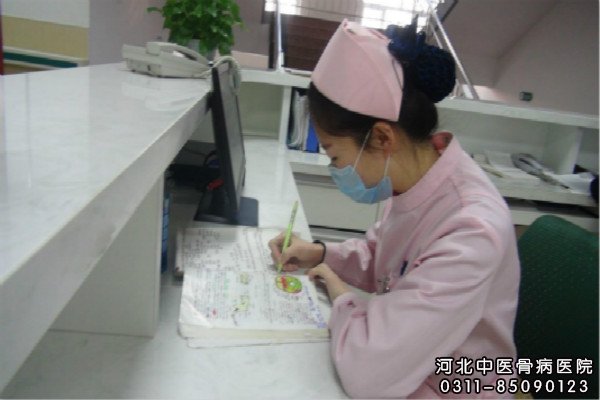 我院中医骨科护士武雪兰在埋头学习