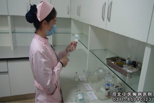 中医骨科护士在配液