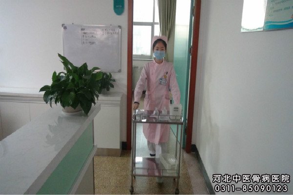 护士准备为患者去输液