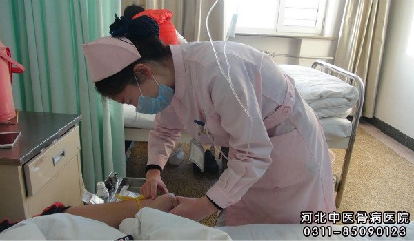 我院中医骨科护士在为患者输液