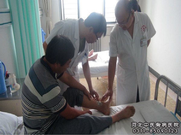 我院权力主任为骨髓炎患者查看伤口