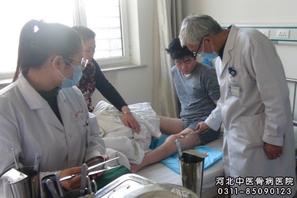 我院权力主任在为骨髓炎患者换药