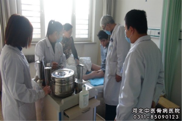 我院中医骨科权力主任在为骨髓炎患者查看伤口