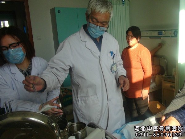 我院中医骨科权力主任为骨髓炎患者换药