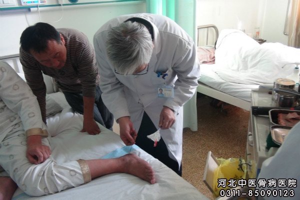 我院权力主任在为骨髓炎患者查看伤口