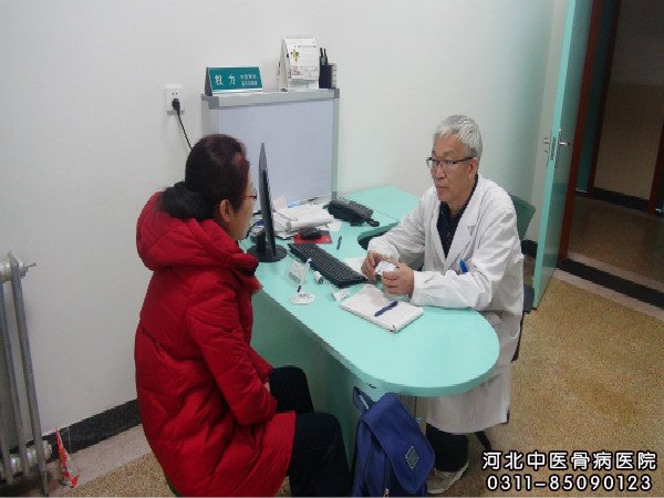 我院中医骨科权力主任在为骨髓炎患者做病情分析
