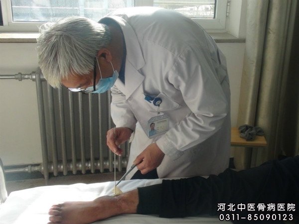 我院中医骨科权力主任在为骨髓炎患者伤口部位换药
