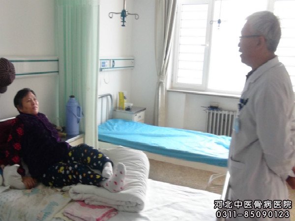 我院中医骨科权力主任在与褥疮患者进行交流