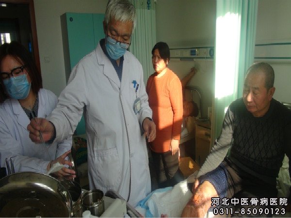 我院中医骨科权力主任为骨髓炎患者换药