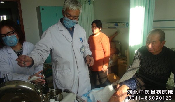 我院权力主任在为骨髓炎患者换药