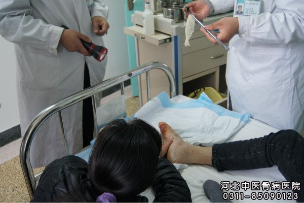 我院骨髓炎住院患者正在换药