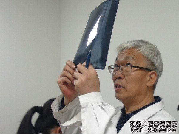 我院中医骨科权力主任在为骨髓炎患者读片