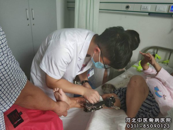 为骨髓炎患者清理伤口部位