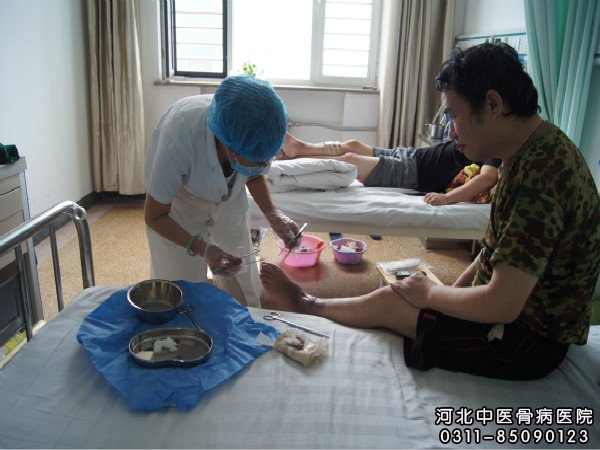 我院大夫在为骨髓炎患者换药