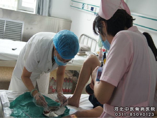我院医护人员为骨髓炎患者清理伤口