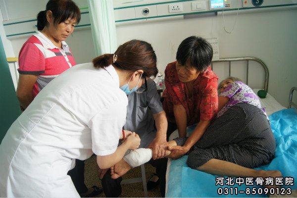 我院医护人员在为骨髓炎患者换药